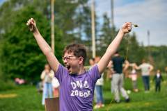 4_uze-ispod-stolice