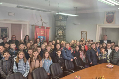 Ucenici-3.-r.-OS-LJ.G.-u-posjetu-gradonacelniku-6.3.-3-1536x709
